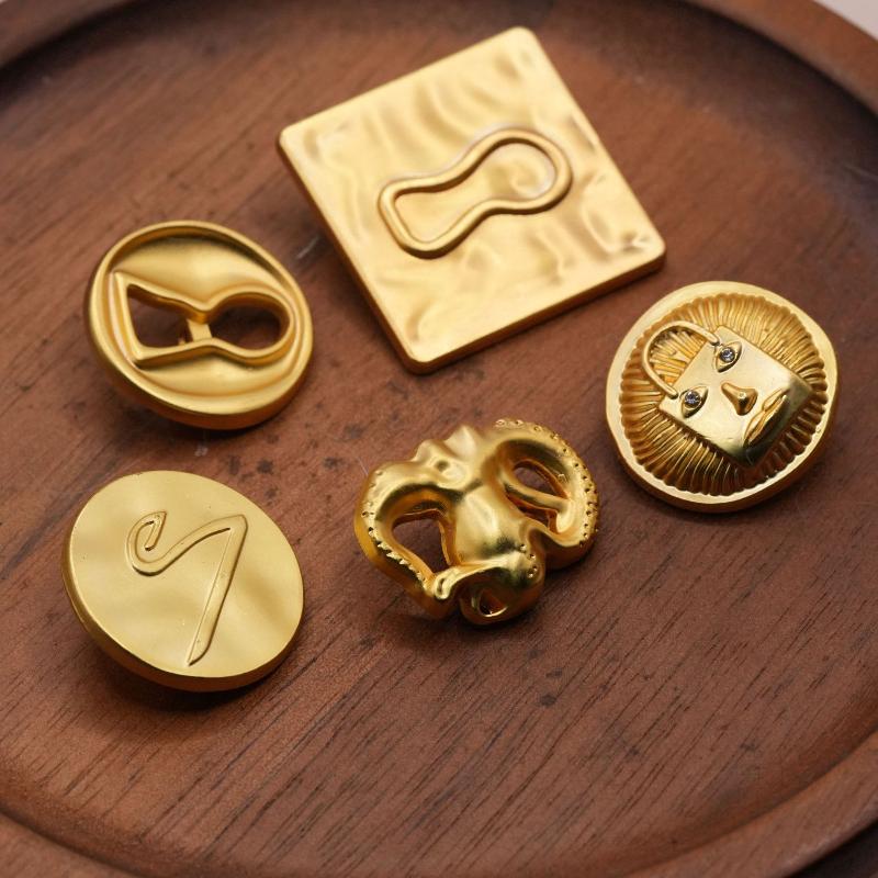 Vintage Metal Button Artistic  - Vintage Collectible Buttons recension och pris